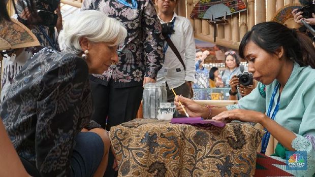 Direktur Pelaksana Dana Moneter Internasional (IMF) Christine Lagarde saat mengunjungi Paviliun indonesia disela Pertemuan Tahunan IMF - World Bank Group 2018 di Bali Nusa Dua Convention Center, Nusa Dua, Bali. Foto: CNBC Indonesia/Ester Christine Natalia