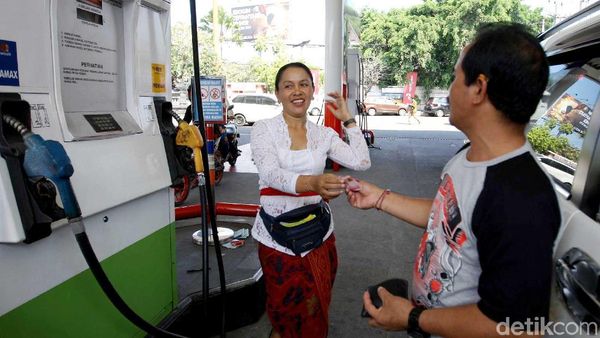 Sambut Delegasi IMF-WB, Petugas di SPBU Ini Kenakan Kebaya