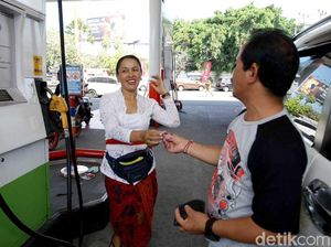 Sambut Delegasi IMF-WB, Petugas di SPBU Ini Kenakan Kebaya Sambut Delegasi IMF-WB, Petugas di SPBU Ini Kenakan Kebaya