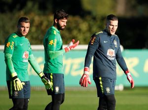 Ederson Bikin Posisi Alisson di Timnas Tak Sepenuhnya Aman
