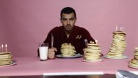 Penggemar Beefsteak, Ini Sederet Pose Keren Joe Jonas Saat Kulineran