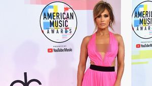 Berusia 49 Tahun, Jennifer Lopez Bergaun Seksi di American Music Awards