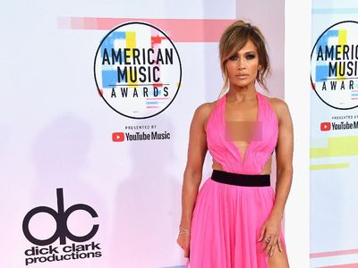 Berusia 49 Tahun, Jennifer Lopez Bergaun Seksi di American Music Awards