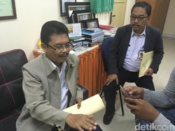 Bu Guru Nelty Menangis Saat Diperiksa Petugas Dinas Pendidikan