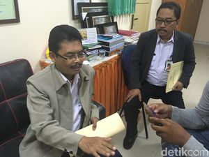 Bu Guru Nelty Menangis Saat Diperiksa Petugas Dinas Pendidikan Bu Guru Nelty Menangis Saat Diperiksa Petugas Dinas Pendidikan