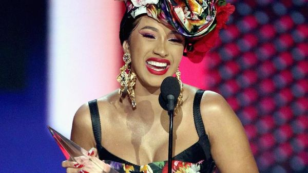 Senyum Semringah Cardi B Borong 3 Piala American Music Awards 2018