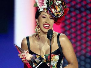 Cardi B Rilis Klip Money yang Superseksi