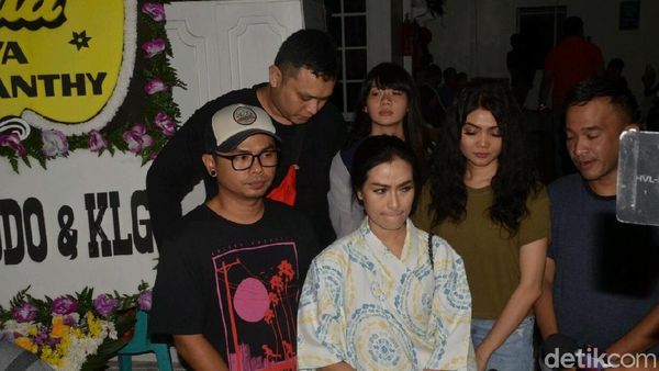 Deretan Artis Kenang Sosok Istri Indro Warkop