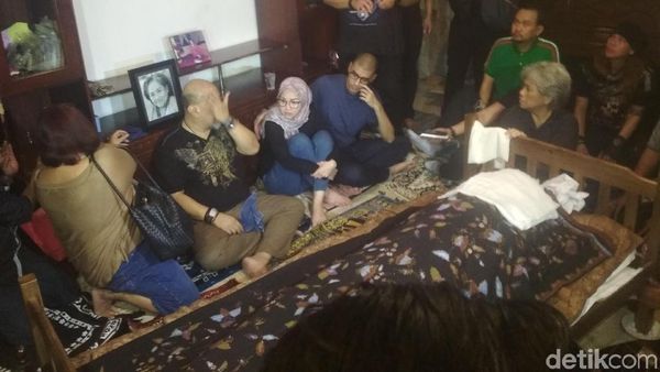 Suasana Duka di Rumah Indro Warkop