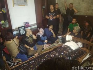 Suasana Duka di Rumah Indro Warkop
