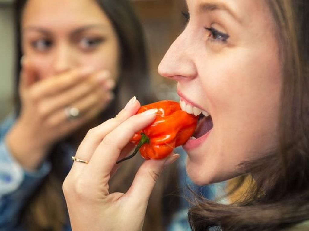 5 Reaksi Ini Terjadi Pada Tubuh Saat Makan Pedas, Mulut Terbakar hingga Tuli