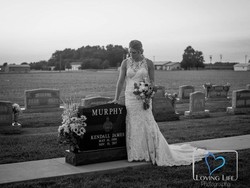 Ada Kisah Haru di Balik Foto Viral Wanita yang Menikah di Kuburan Ini