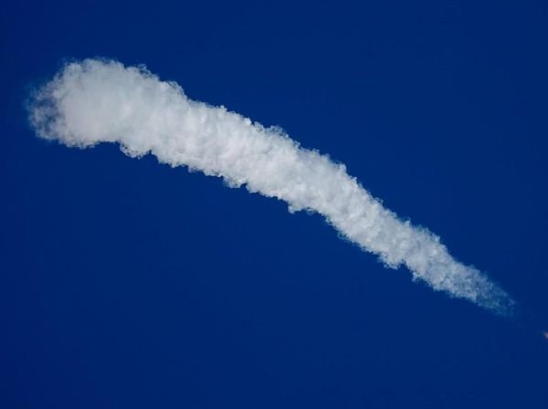 Foto: Detik-detik Roket Soyuz MS-10 Meluncur Ke Luar Angkasa