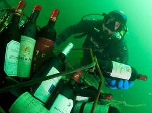 Foto Tradisi Menaruh Wine di Laut