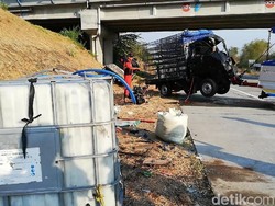 Pikap Tabrak Mobil Penyiram Bunga di Tol