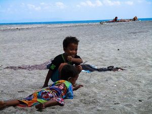 Bahagia Itu Sederhana ala Bocah-bocah di Pantai Setangi Lombok