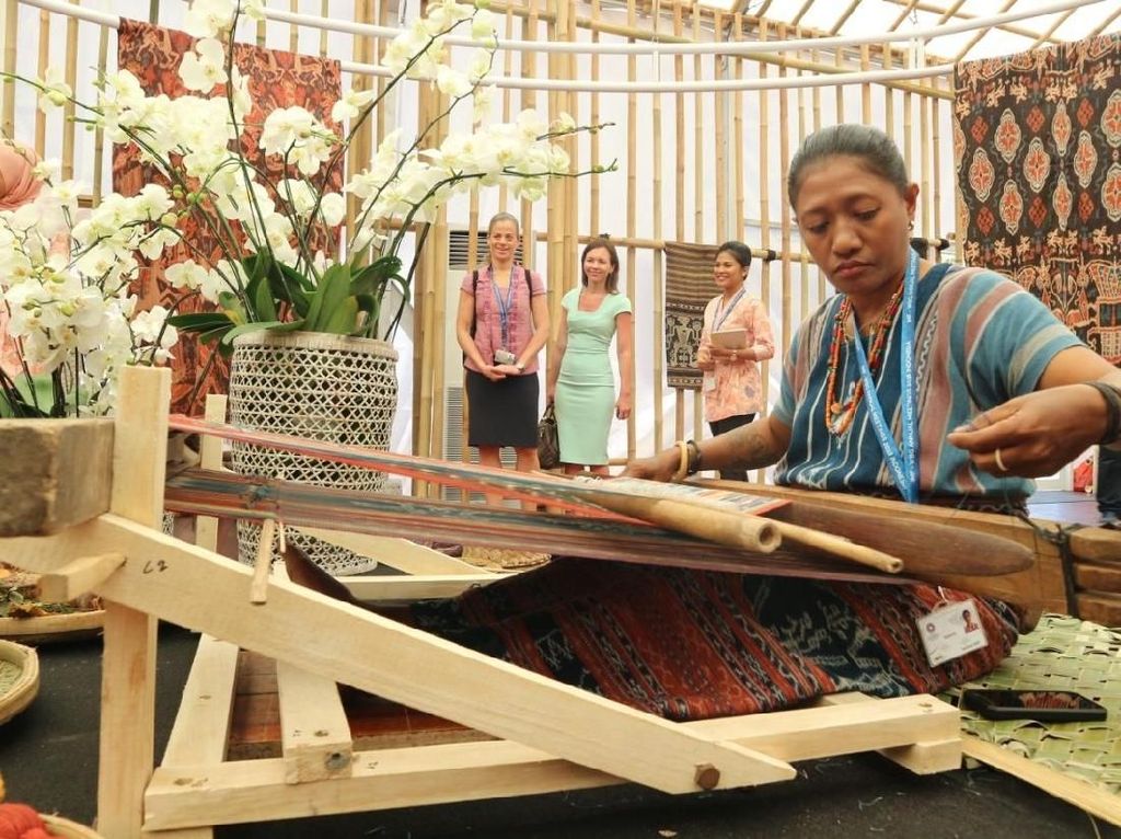 Tenun Maumere, Simbol Kedewasaan Gadis NTT di Paviliun Indonesia Tenun Maumere, Simbol Kedewasaan Gadis NTT di Paviliun Indonesia