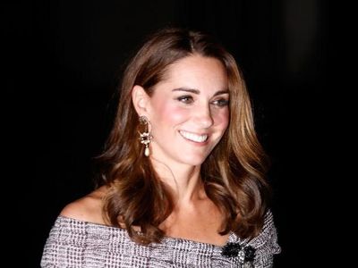 Foto: Gaya Anggun Kate Middleton Bergaun Bahu Terbuka