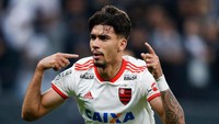 AC Milan dikabarkan harus membayar 35 juta euro untuk mendapatkan Paqueta. Keberadaan Leonardo menjadi kunci sukses Milan mendapatkan gelandang 21 tahun itu, mengalahkan Paris Saint Germain, Manchester City, dan Real Madrid (Bruna Prado/Getty Images) (Alexandre Schneider/Getty Images)