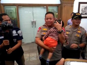 Temui Bayi Korban Jual Beli Via Medsos, Ini Kata Kapolda Jatim Temui Bayi Korban Jual Beli Via Medsos, Ini Kata Kapolda Jatim