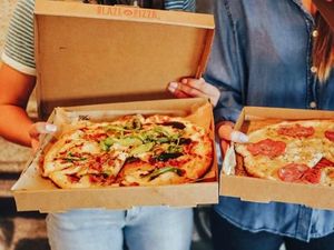 Gerai Pizza Ini Tulis Pesan untuk Gelandangan yang Ambil Makanan di Tempat Sampah