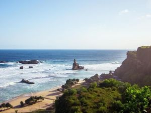 Batu Karang Unik yang Jadi Ikon Pantai Buyutan