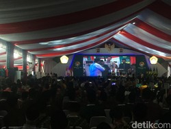 Seperti Jokowi, Prabowo Diberi Buku Pedoman Ibadah di Rakernas LDII