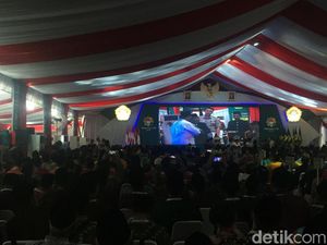 Seperti Jokowi, Prabowo Diberi Buku Pedoman Ibadah di Rakernas LDII Seperti Jokowi, Prabowo Diberi Buku Pedoman Ibadah di Rakernas LDII