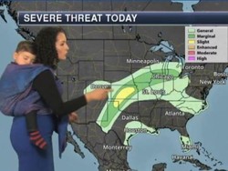 Pembawa Acara Cuaca di AS Gendong Anak Sambil Siaran