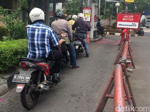 Harga Pertamax Naik, Pengendara Antre Premium di SPBU