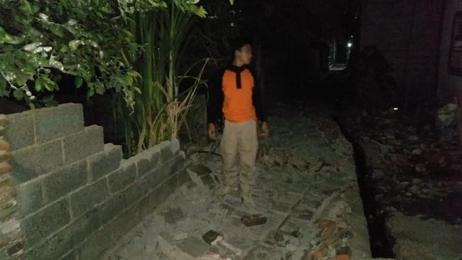 Warga Jembrana Gotong Royong Bersihkan Puing Sisa Gempa Situbondo Warga Jembrana Gotong Royong Bersihkan Puing Sisa Gempa Situbondo
