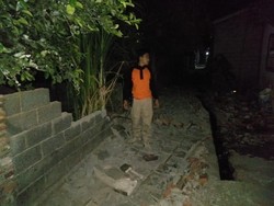 Warga Jembrana Gotong Royong Bersihkan Puing Sisa Gempa Situbondo