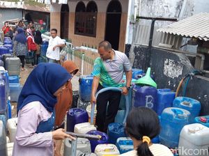 Kemarau Panjang, Warga Cicendo Bandung 5 Bulan Antre untuk Air Bersih