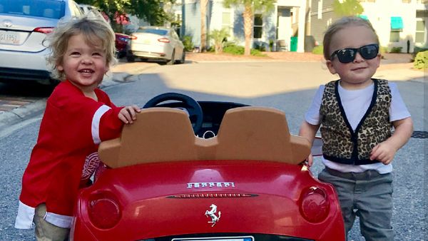 Foto-foto Lucu Anak Kembar Berkostum Film 80-an