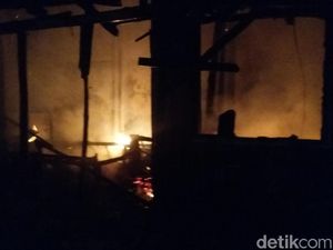 Pasar Induk Bondowoso Terbakar, Puluhan Stan Ludes Dilalap Api Pasar Induk Bondowoso Terbakar, Puluhan Stan Ludes Dilalap Api