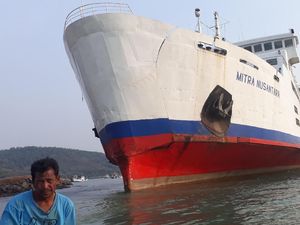 KMP Mitra Nusantara Kandas di Perairan Merak, Penumpang Telantar