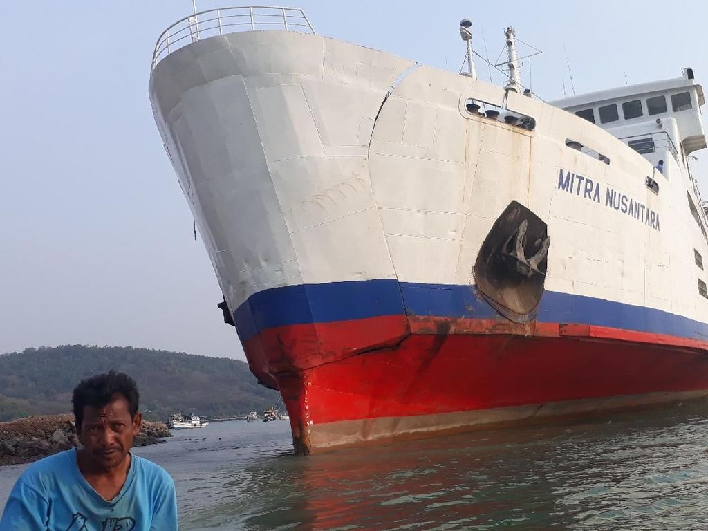 KMP Mitra Nusantara Kandas di Perairan Merak, Penumpang Telantar KMP Mitra Nusantara Kandas di Perairan Merak, Penumpang Telantar