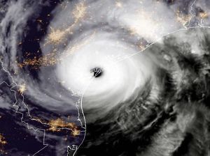 Penampakan Badai dari Citra Satelit Penampakan Badai dari Citra Satelit