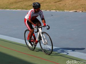 Tryagus Beraksi di Trek Sepeda dengan Satu Tangan