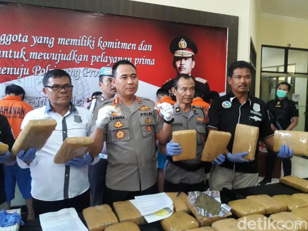 Polisi Tangkap Pengedar Ganja yang Libatkan Napi di Bekasi Polisi Tangkap Pengedar Ganja yang Libatkan Napi di Bekasi
