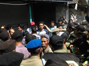 Begini Suasana Penggusuran yang Sempat Dihadang Warga di Solo Begini Suasana Penggusuran yang Sempat Dihadang Warga di Solo