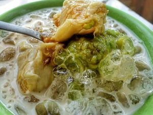 Segarnya! Alpukat Kocok yang Dingin Manis Creamy dengan Topping Melimpah