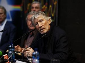 Aksi Heroik Vokalis Pink Floyd Pertemukan 2 Anak Korban Konflik Suriah dengan Ibunya