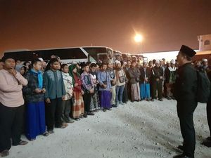 178 Pelajar RI Diseberangkan dari Oman ke Yaman Pakai 4 Bus 178 Pelajar RI Diseberangkan dari Oman ke Yaman Pakai 4 Bus