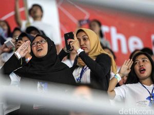 Heboh Penonton di Stadion Akuatik Heboh Penonton di Stadion Akuatik