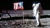 Astronaut Legendaris Diintai Cahaya Tak Dikenal di Bulan