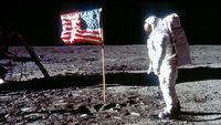 Melihat Lagi Foto Pendaratan Pertama Manusia di Bulan