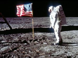 Hari Ini 51 Tahun Lalu, Manusia Pertama Berjalan di Bulan Hari Ini 51 Tahun Lalu, Manusia Pertama Berjalan di Bulan