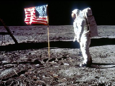 Melihat Lagi Foto Pendaratan Pertama Manusia di Bulan