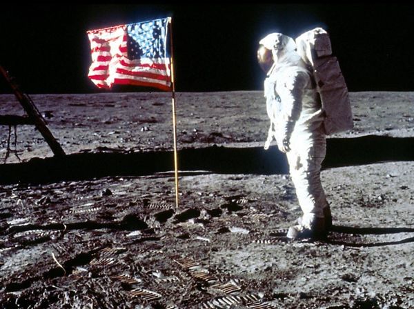 Melihat Lagi Foto Pendaratan Pertama Manusia di Bulan